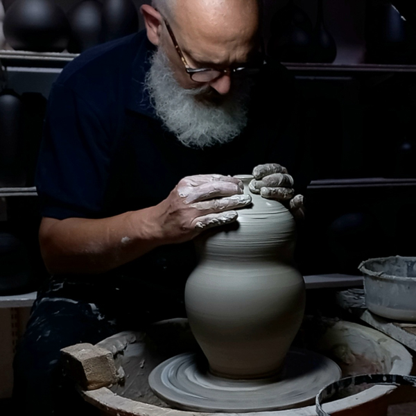 “Fernando Durão ceramista y creador de objetos decorativos”