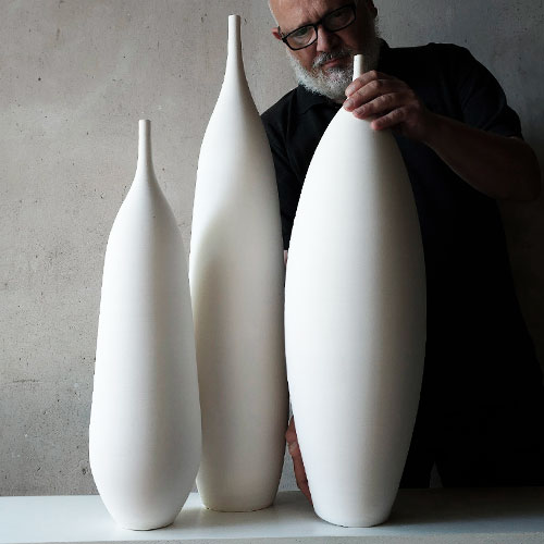 "Fernando Durao, artista ceramista en Buenos Aires, trabajando en torno alfarero"