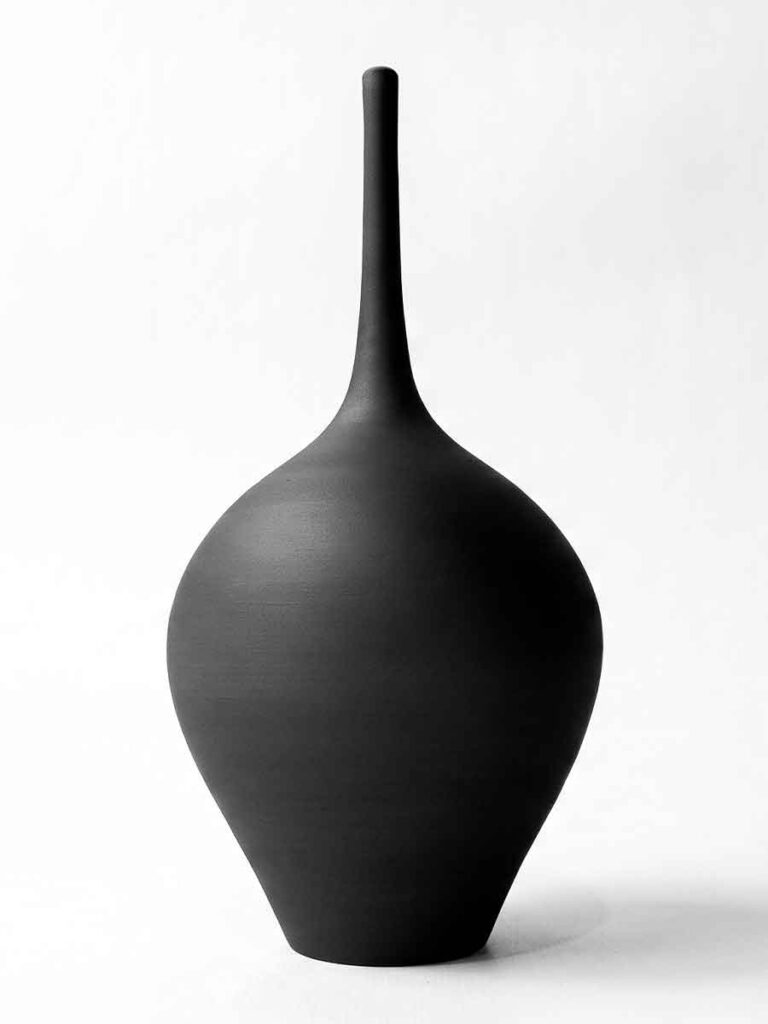 Jarrón decorativo negro de cuello largo, cerámica de autor de la colección Black de Fernando Durao