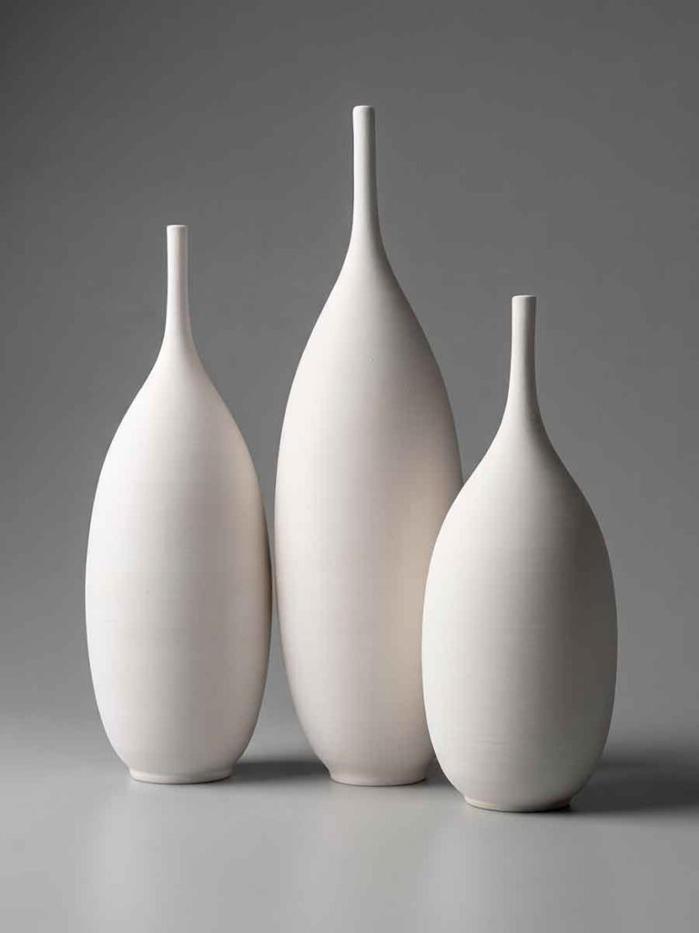 Trío de jarrones decorativos blancos de distintas alturas, colección Quartz en cerámica artesanal gres