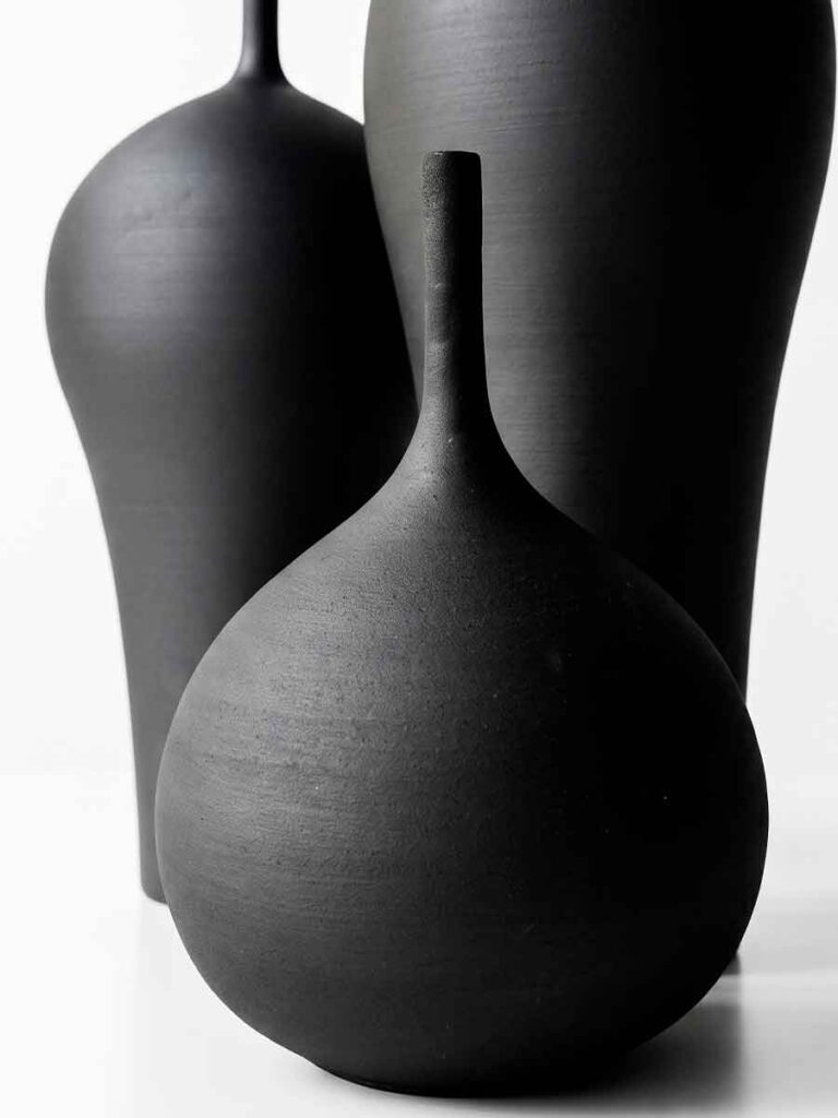 Detalle textura esmalte negro cerámica artesanal gres — cerámica de autor Fernando Durao