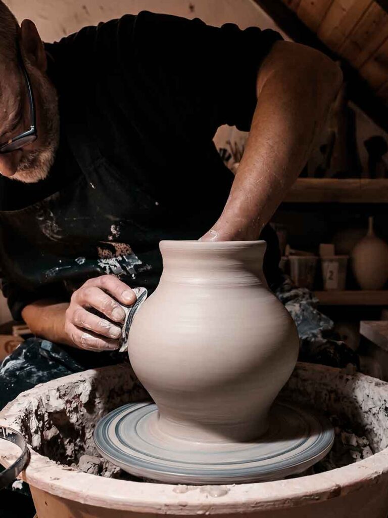 Fernando Durao modelando un jarrón de gres en el torno, cerámica hecha a mano en su taller de Buenos Aires