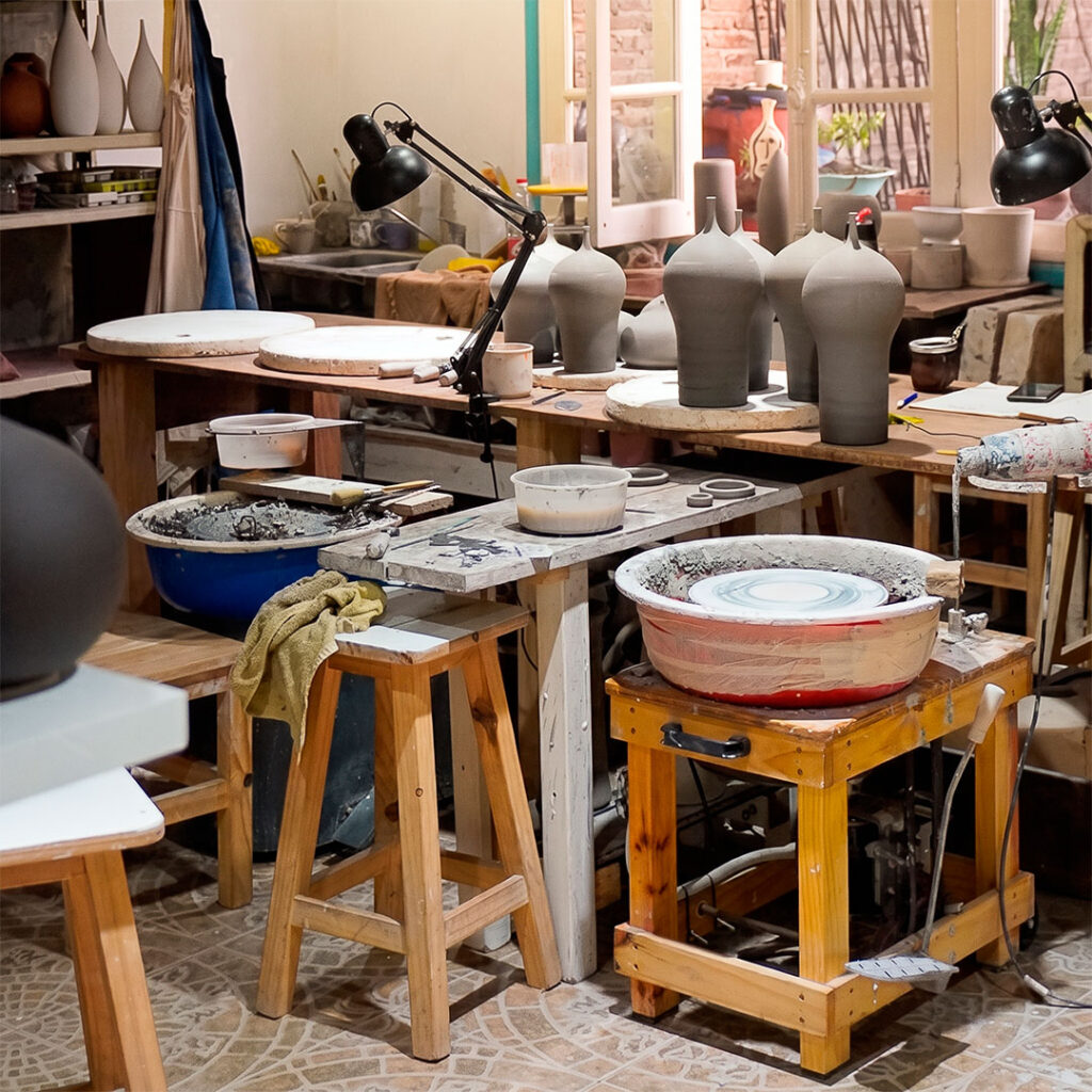 Taller de cerámica de autor en Lanús, Buenos Aires — donde se crean jarrones decorativos y objetos de diseño handmade