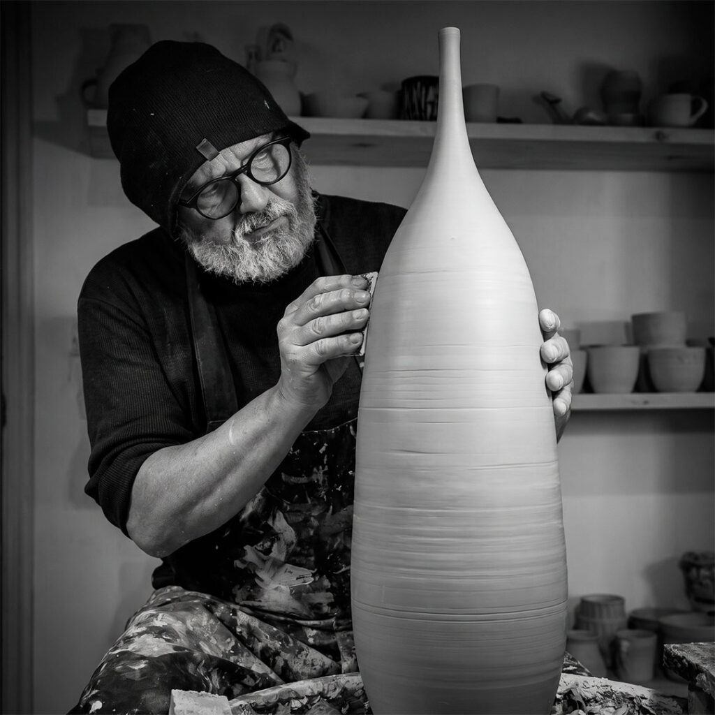 Fernando Durao alfarero modelando una pieza de gres de autor en el torno del taller.