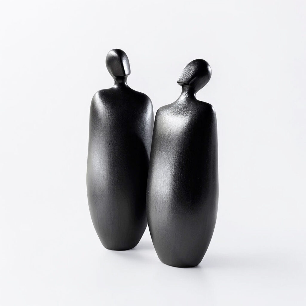 Dúo de esculturas de cerámica modernas de la serie Moradores con esmalte negro satinado de autor.