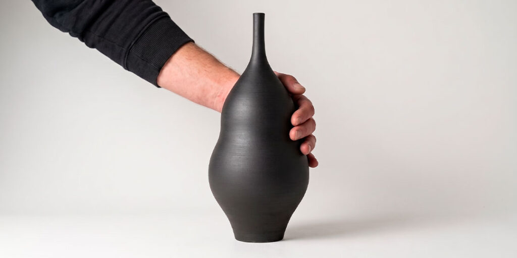 Jarrón decorativo Unikas Black en cerámica gres negro mate para ilustrar qué es la cerámica gre